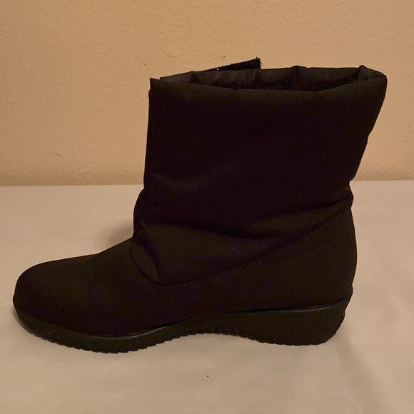 Toe Warmers from Canada mid-calf waterproof boots, women's size 8 M, Black - Picture 4 of 7